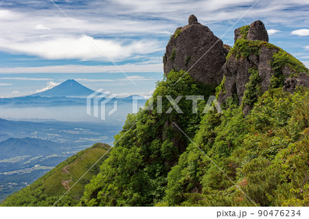 八ヶ岳連峰・権現岳の岩峰と富士山 90476234