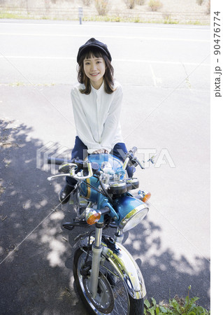 バイク女子イメージ　バイクにまたがる若い女性 90476774