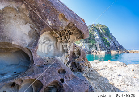 高知県土佐清水市　奇岩の続く見残し海岸からの竜串海岸の眺め 90476809