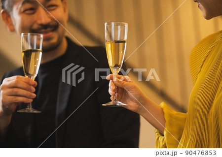 バーでお酒を飲むカップル　 90476853