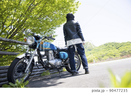 バイクを停めて景色を眺める若い女性 ツーリングイメージ バイクを停めて景色を眺める若い女性 ツーリングイメージ 90477235