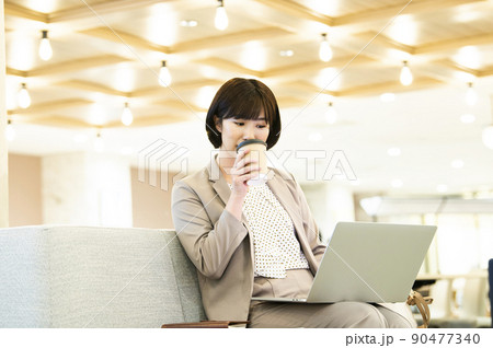 ビジネス　女性　オフィス  ノートパソコン 90477340