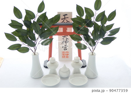 神棚に飾る神具(榊立て、お神酒、水玉)の配置5 90477359