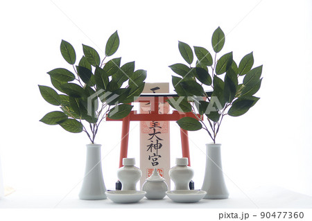 神棚に飾る神具(榊立て、お神酒、水玉)の配置6 90477360