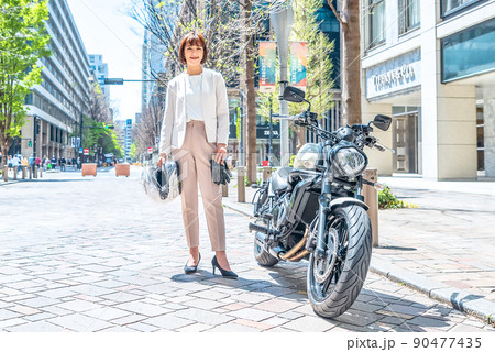 バイク通勤をする女性ライダー 丸の内 バイク通勤をする女性ライダー 丸の内 90477435