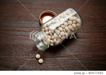 瓶詰の錠剤薬品 90477495
