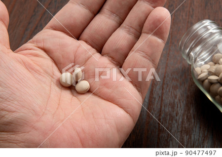 瓶詰の錠剤薬品 90477497