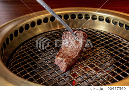 網の上で肉を焼く 90477560