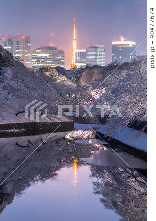 《東京都》積雪の東京・雪景色の千鳥ヶ淵 90477674
