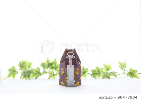 窓辺に飾られた手元供養用の骨壺12 窓辺に飾られた手元供養用の骨壺12 90477904