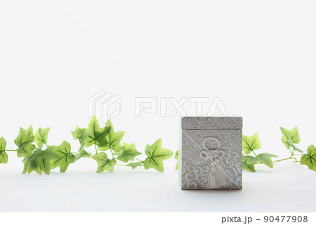 窓辺に飾られた手元供養用の骨壺15 90477908