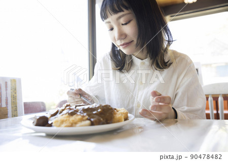 レトロ喫茶店でカレーを食べる若い女性 レトロ喫茶店でカレーを食べる若い女性 90478482