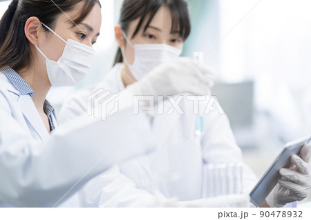 作業をする研究員 作業をする研究員 90478932