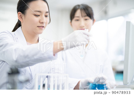 作業をする研究員 90478933