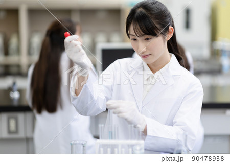 作業をする研究員 90478938
