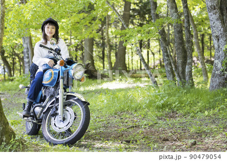 バイク女子イメージ 森でバイクにまたがる若い女性 バイク女子イメージ 森でバイクにまたがる若い女性 90479054