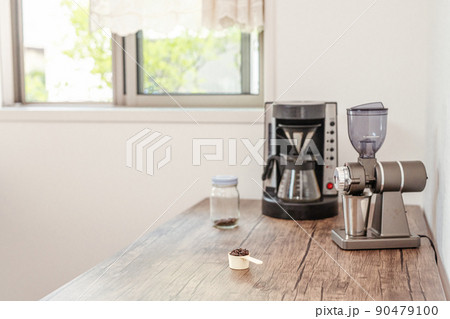 明るい窓際のコーヒーコーナー 明るい窓際のコーヒーコーナー 90479100