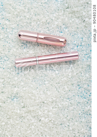 白いガラスの上に置かれたアトマイザー　Atomizer	 90480108