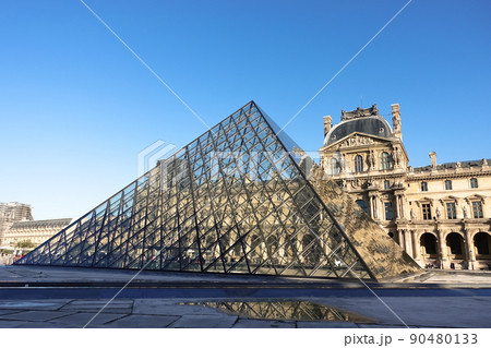 ルーブル美術館のピラミッド 90480133