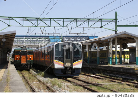 越後線E129系と115系湘南色 90480238