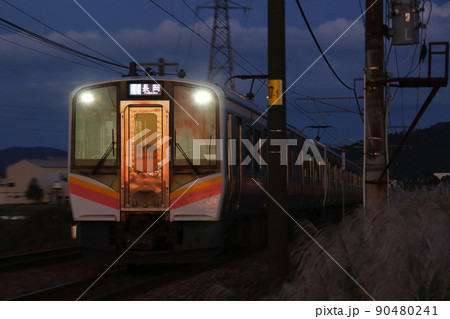 日暮れの三条市内を行く信越本線E129系 90480241
