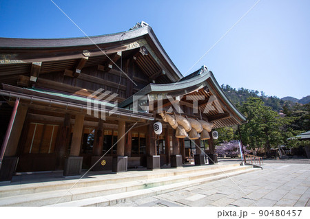 雲ひとつない青空と桜咲く出雲大社 雲ひとつない青空と桜咲く出雲大社 90480457