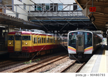長岡駅に停車中の信越線115系快速・上越線E129系 長岡駅に停車中の信越線115系快速・上越線E129系 90480793