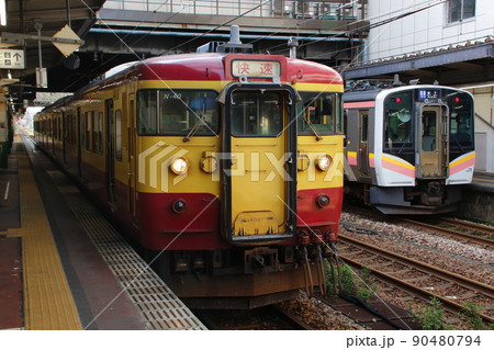 長岡駅に停車中の信越線115系快速・上越線E129系 90480794