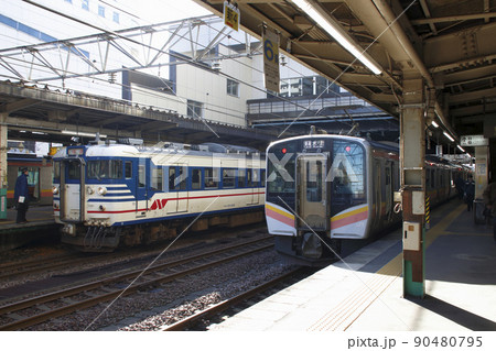 長岡駅に停車中の信越線115系快速・上越線E129系 長岡駅に停車中の信越線115系快速・上越線E129系 90480795