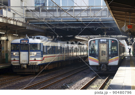 長岡駅に停車中の信越線115系快速・上越線E129系 長岡駅に停車中の信越線115系快速・上越線E129系 90480796