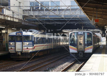 長岡駅に停車中の信越線115系快速・上越線E129系 長岡駅に停車中の信越線115系快速・上越線E129系 90480797