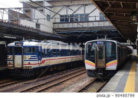 長岡駅に停車中の信越線115系快速・上越線E129系 90480799