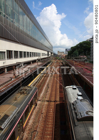 長岡駅に停車中の信越線115系快速・上越線E129系 90480801