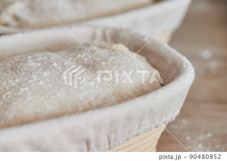 Process of making wheat bread at home. Proofing of the dough in rattan baskets. The concept of healthy homemade food. Front view. Process of making wheat bread at home. Proofing of the dough in rattan baskets. The concept of healthy homemade food. Front view. 90480852