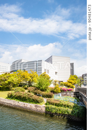 広島の市街地風景です。芸術の館アステールプラザに隣接の広島文化学園が見えます。広島県 90481473