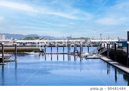 吉島のヨットハーバー風景です。本川河口の南吉島町付近の風景です。広島県 吉島のヨットハーバー風景です。本川河口の南吉島町付近の風景です。広島県 90481484