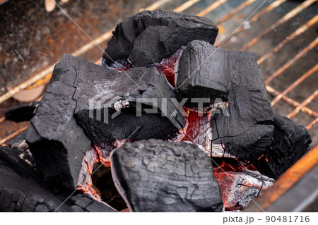 着火した木炭　charcoal 90481716