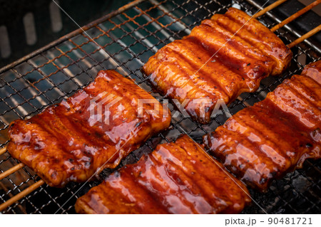 網で焼かれる鰻　eel 90481721