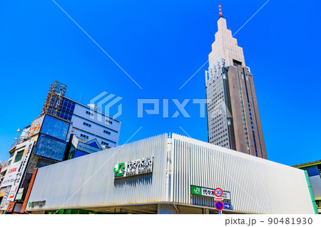 東京　渋谷区代々木の都市風景　JR代々木駅とドコモタワー 90481930