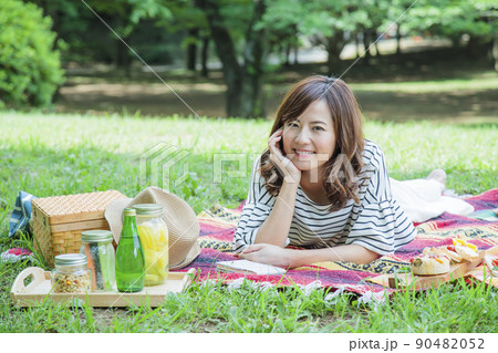 ピクニック　アウトドア　女性　レジャー　公園　ランチ 90482052