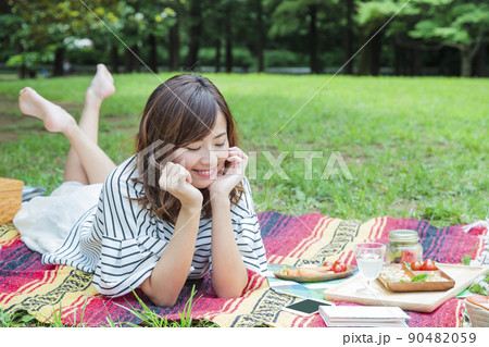 ピクニック　アウトドア　女性　レジャー　公園　ランチ 90482059
