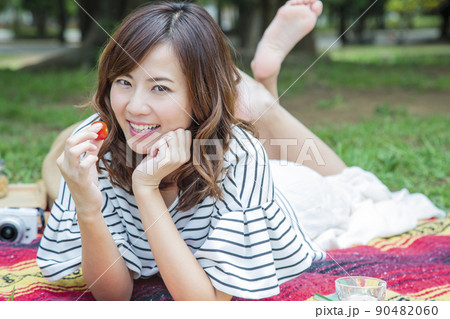 ピクニック　アウトドア　女性　レジャー　公園　ランチ 90482060