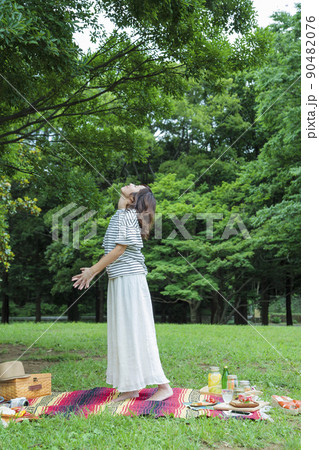 ピクニック　アウトドア　女性　レジャー　公園　ランチ 90482076