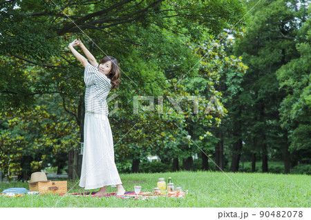 ピクニック　アウトドア　女性　レジャー　公園　ランチ 90482078