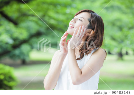 ビューティー 女性 美容 スキンケア ポートレート 新緑 ビューティー 女性 美容 スキンケア ポートレート 新緑 90482143