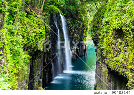 宮崎県　新緑の高千穂峡　～真名井の滝～ 90482144