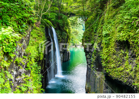 宮崎県　新緑の高千穂峡　～真名井の滝～ 90482155