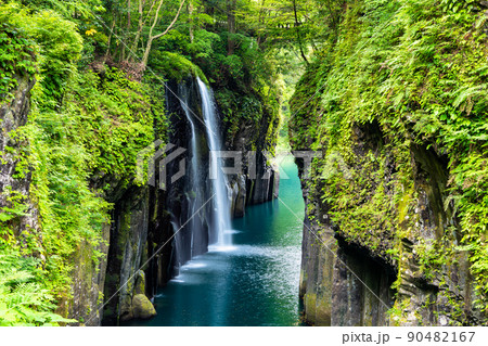 宮崎県　新緑の高千穂峡　～真名井の滝～ 90482167