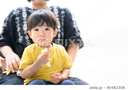 バナナをもぐもぐ食べる子 90482308