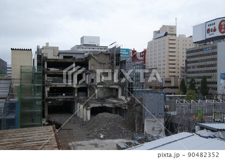 高架化が進む新潟駅（2021年7月） 90482352